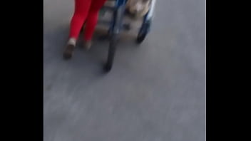 Culito rojo en la calle