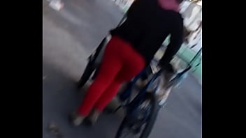 Culito Rojo En La Calle thumbnail