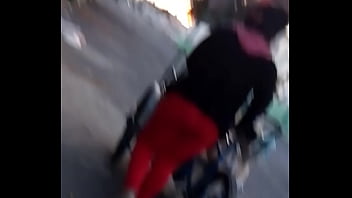 Culito rojo en la calle