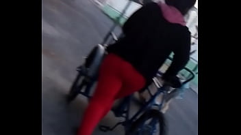 Culito rojo en la calle