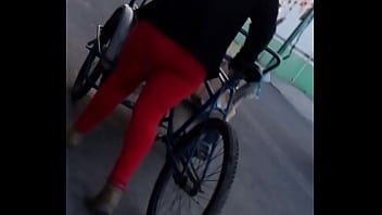 Culito rojo en la calle