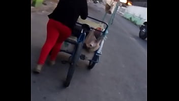 Culito rojo en la calle