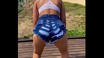 Gostosa dancando
