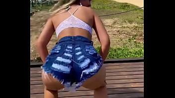 Gostosa dancando
