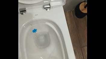 Sikanie W Publicznej Toalecie thumbnail