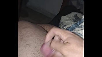 Homem maduro se masturbando e gozando litros de leite