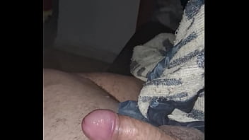 Homem maduro se masturbando e gozando litros de leite