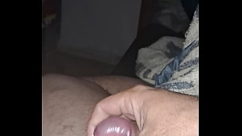 Homem maduro se masturbando e gozando litros de leite