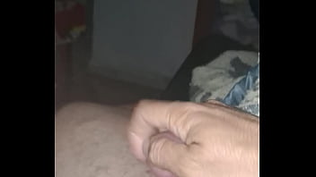 Homem maduro se masturbando e gozando litros de leite