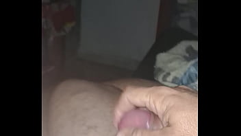 Homem maduro se masturbando e gozando litros de leite