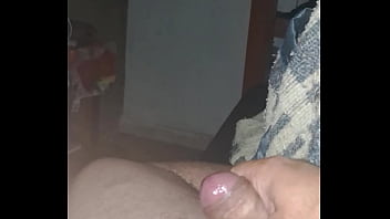 Homem maduro se masturbando e gozando litros de leite