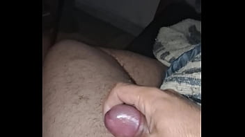 Homem maduro se masturbando e gozando litros de leite