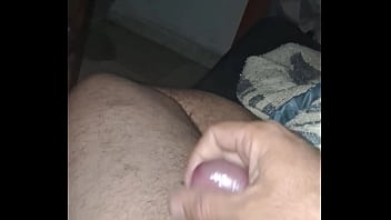 Homem maduro se masturbando e gozando litros de leite