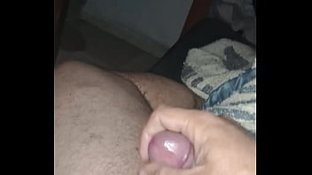 Homem maduro se masturbando e gozando litros de leite