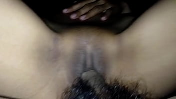 เอาควยแหย่รูหีเพื่อนสาวเพื่อเปิดซิงรูหีให้เธอจนแตดฉีก