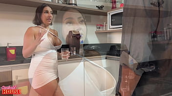 Encanador pauzudo enfiando a mangueira até o fundo dessa morena gostosa e safada demais