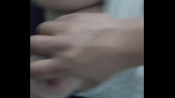 Peitos sendo apertados pelo marido