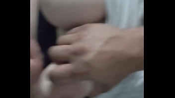 Peitos sendo apertados pelo marido