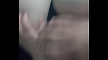 Peitos sendo apertados pelo marido