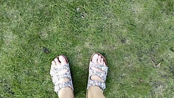 Barfuß in latschen