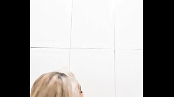 No banheiro enfiando consolo na buceta