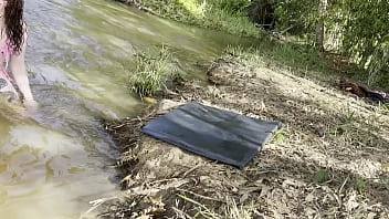 Loira do job faz atendimento com cliente no mato e deixa ele por sem camisinha