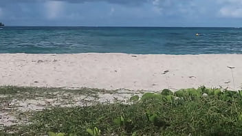 Hermosa vista frente al hotel isleño en la isla de san andres ven a disfrutar
