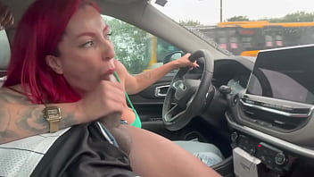 Minha madrasta fazendo uber me deu uma carona até a escola a safada foi dirigindo e chupando meu pau até eu dar o leitinho na boquinha dela