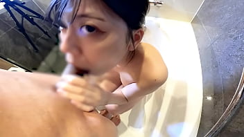 素人女子、シャワーとお風呂場でフェラから口内射精