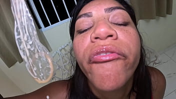 Engolindo sem nicoly bebe cada gota do leitinho depois de mamada safada