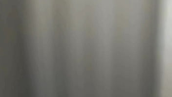 Hermanastra finge no mostrar interez pero termina follando en el baño