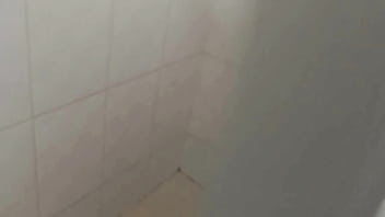 Hermanastra finge no mostrar interez pero termina follando en el baño