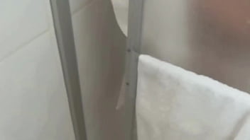 Hermanastra finge no mostrar interez pero termina follando en el baño