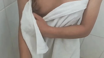 Hermanastra finge no mostrar interez pero termina follando en el baño