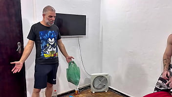 Fiquei sozinha em casa com meu enteado novinho e não resisti comecei a mamar ele gostoso nem vi quando meu marido entrou e começou a assistir