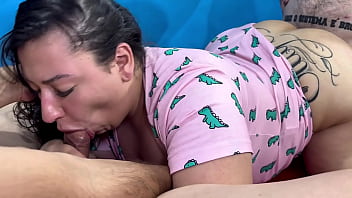 Fiquei sozinha em casa com meu enteado novinho e não resisti comecei a mamar ele gostoso nem vi quando meu marido entrou e começou a assistir