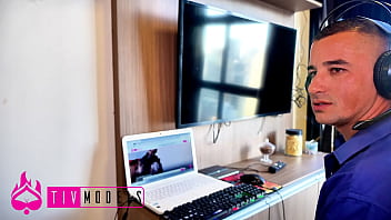 Sexo a tres macho safado transando com a empregada e com a esposa gostosa cheia de tesão