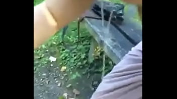 Escupe la leche en el parque