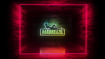 A gostosa levando madeirada no rabo e gozada na buceta