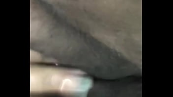 Mulher com a bucetar aberta esperando uma rola