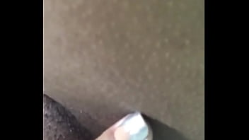 Mulher com a bucetar aberta esperando uma rola