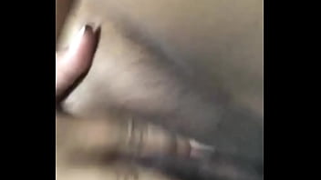 Mulher com a bucetar aberta esperando uma rola