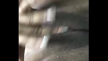 Mulher com a bucetar aberta esperando uma rola