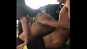 A novinha tatuada gosta de mama pau na buceta