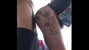 A novinha tatuada gosta de mama pau na buceta
