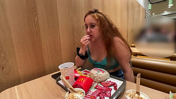 Paramos para comer e ela queria mostrar os seios trix mendes