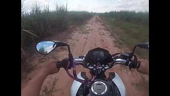 Adrenalina e prazer novinho safado me levou pro mato para fuder e gozar dentro da minha buceta quente