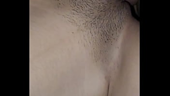 Me meto en la habitacion de mi hermastra de noche y me la follo