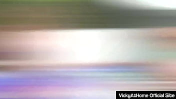 Milf mature vicky vette plays with her muff to orgasm in a foam pool