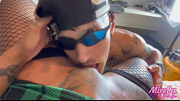 Estranho no elevador me faz proposta indecente eu com tesao topei kkk